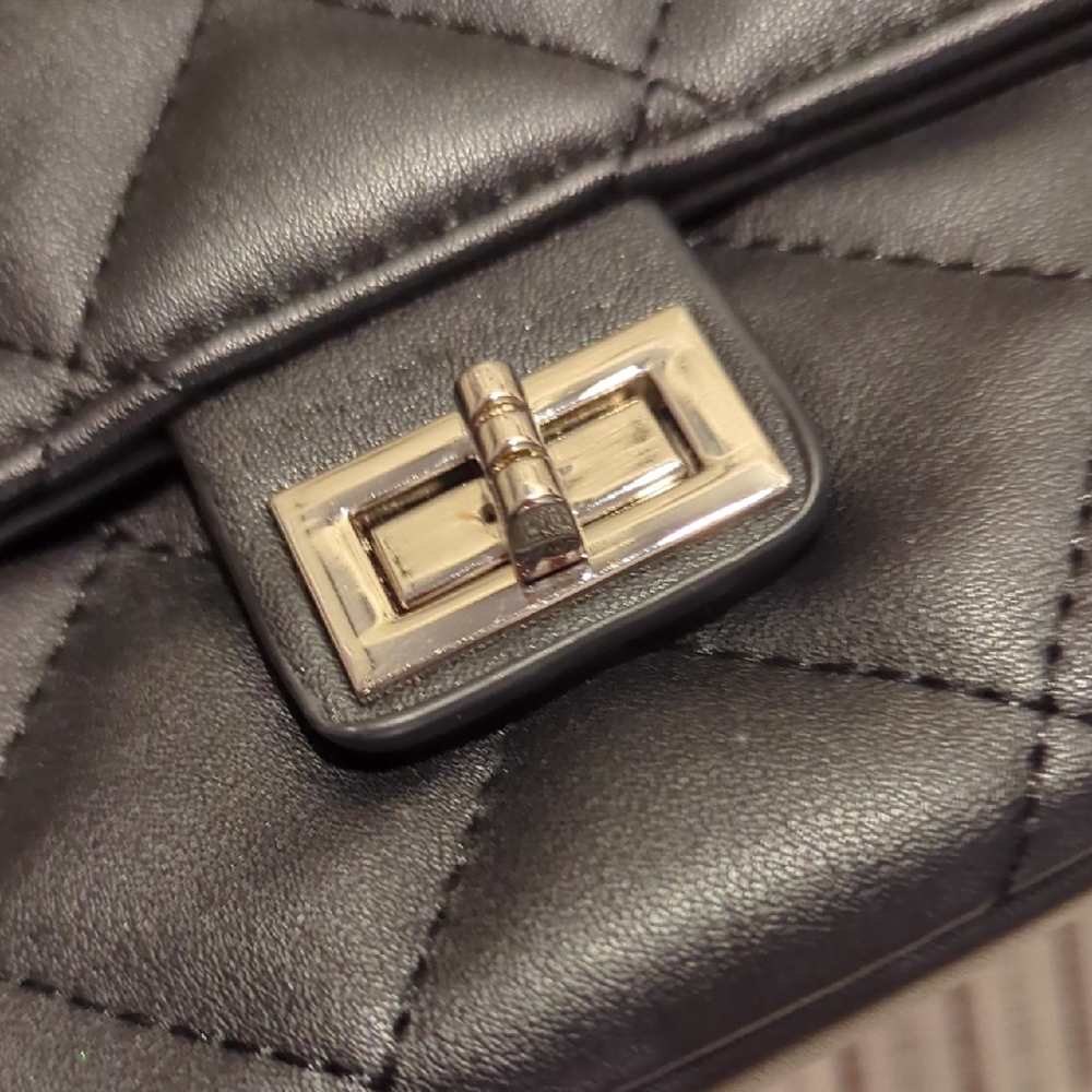 Elegant Black Quilted Shoulder Bag - Picture 3 of 3